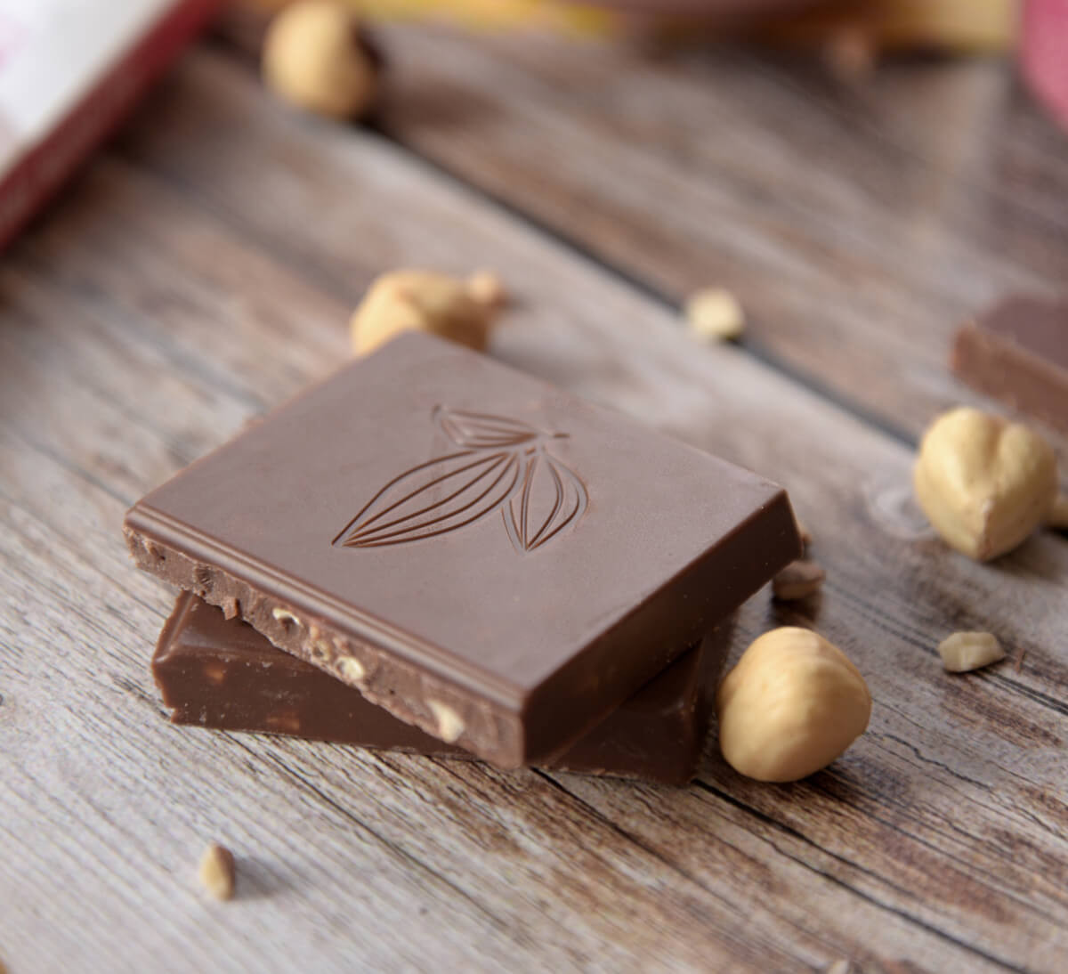 Carré de chocolat au lait Noisette et Caramel Beurre Salé bio et équitable Carré de chocolat au lait Noisette et Caramel Beurre Salé bio et équitable