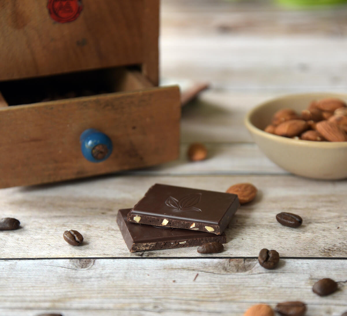 Ethiquable - Chocolat noir bio Café et Amande issu du Commerce Equitable. Tablette fabriquée dans le Gers.