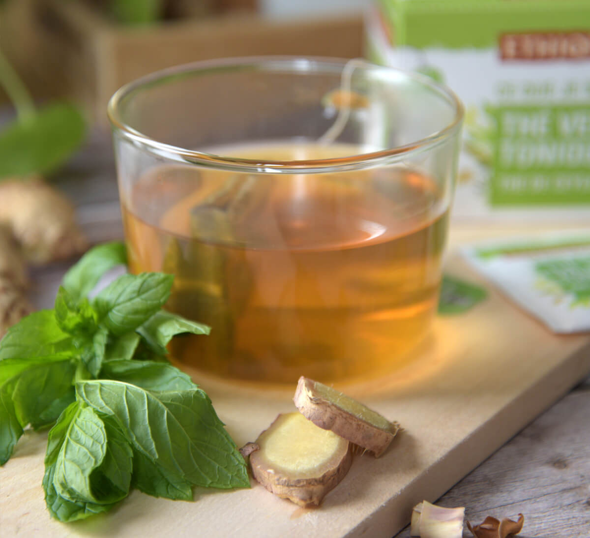 Tasse de thé vert bio et équitable de Ceylan tonique, avec épices et plantes