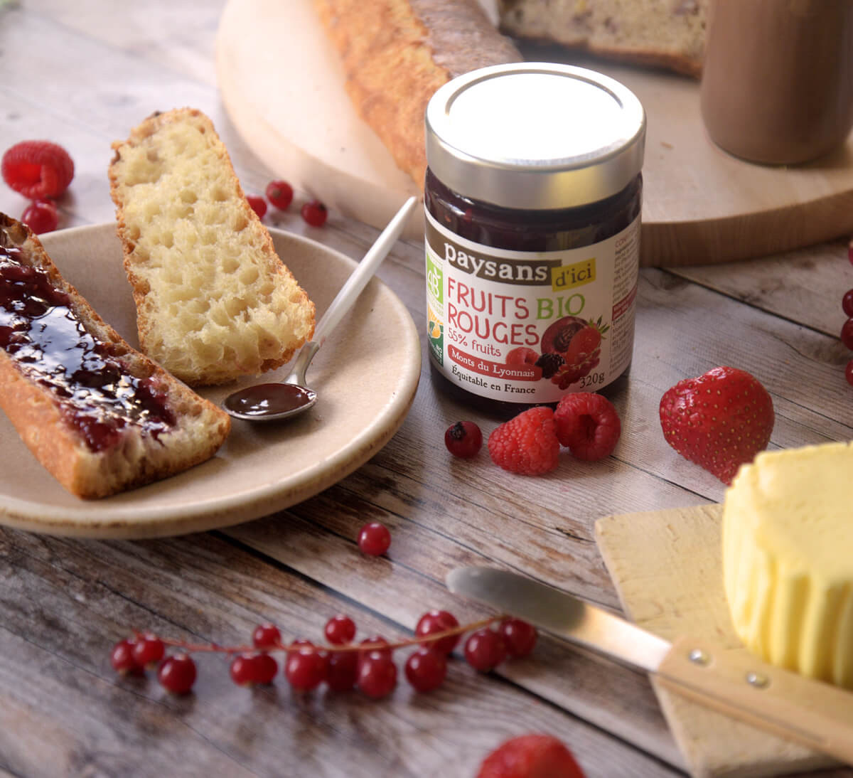 Pot de confiture de fruits rouges des Monts Lyonnais bio et équitable Pot de confiture de fruits rouges des Monts Lyonnais bio et équitable