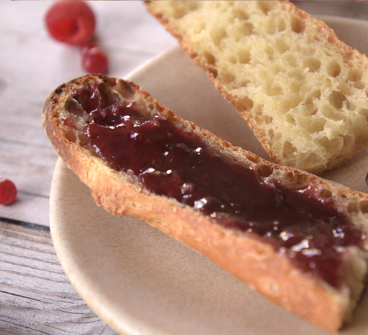 Tartine de confiture de fruits rouges des Monts Lyonnais bio et équitable Tartine de confiture de fruits rouges des Monts Lyonnais bio et équitable