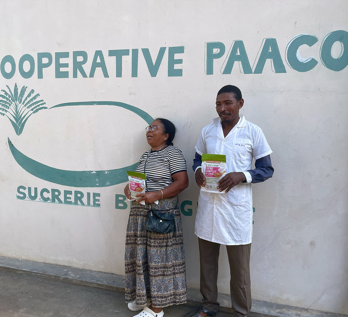 producteurs devant la coopérative PAACO avec sucre complet de canne bio et équitable de Madagascar producteurs devant la coopérative PAACO avec sucre complet de canne bio et équitable de Madagascar