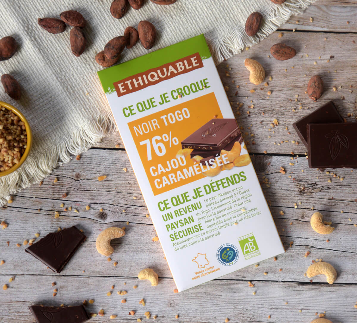 Tablette de chocolat noir bio et équitable à 76% cacao du Togo et aux noix de cajou caramélisées Tablette de chocolat noir bio et équitable à 76% cacao du Togo et aux noix de cajou caramélisées