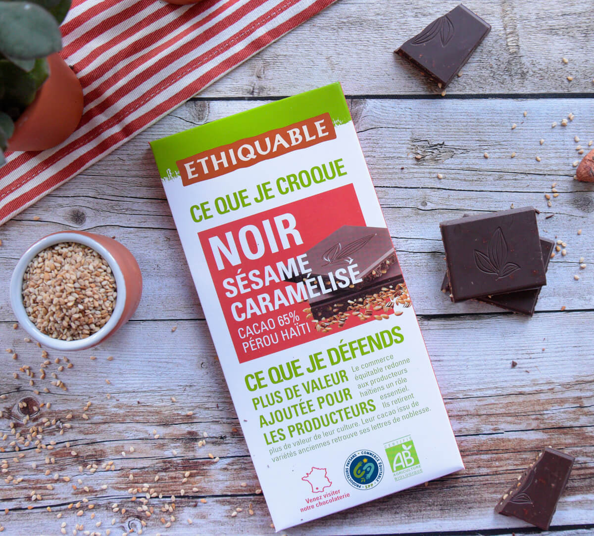 Tablette chocolat noir sésame caramélisé 65% cacao bio et équitable Tablette chocolat noir sésame caramélisé 65% cacao bio et équitable