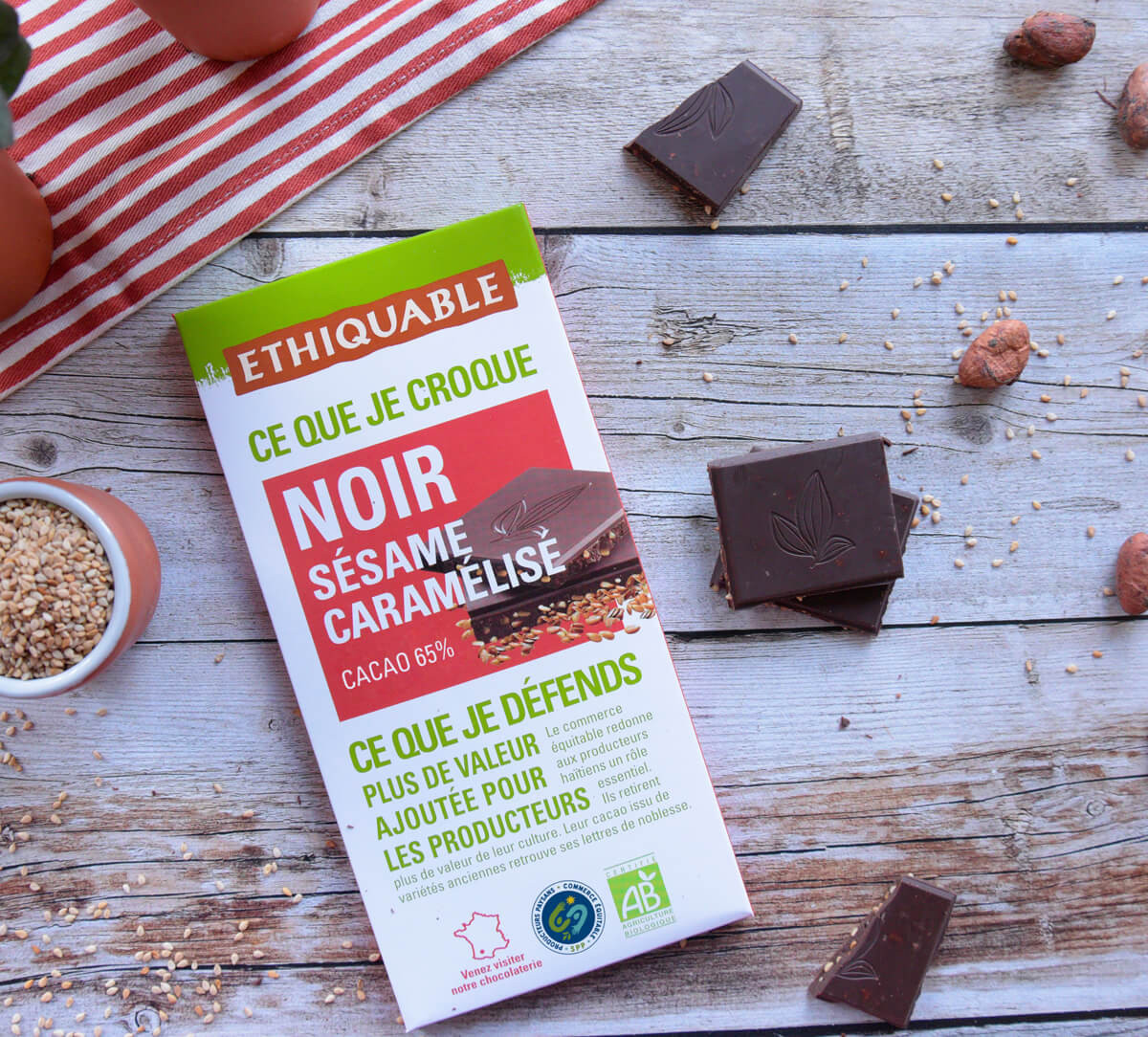 Tablette chocolat noir sésame caramélisé 65% cacao bio et équitable Tablette chocolat noir sésame caramélisé 65% cacao bio et équitable
