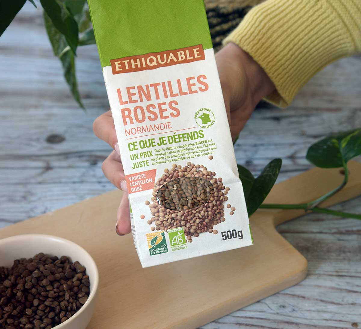 main bol lentilles roses bio de Normandie issues du Commerce équitable Ethiquable main bol lentilles roses bio de Normandie issues du Commerce équitable Ethiquable