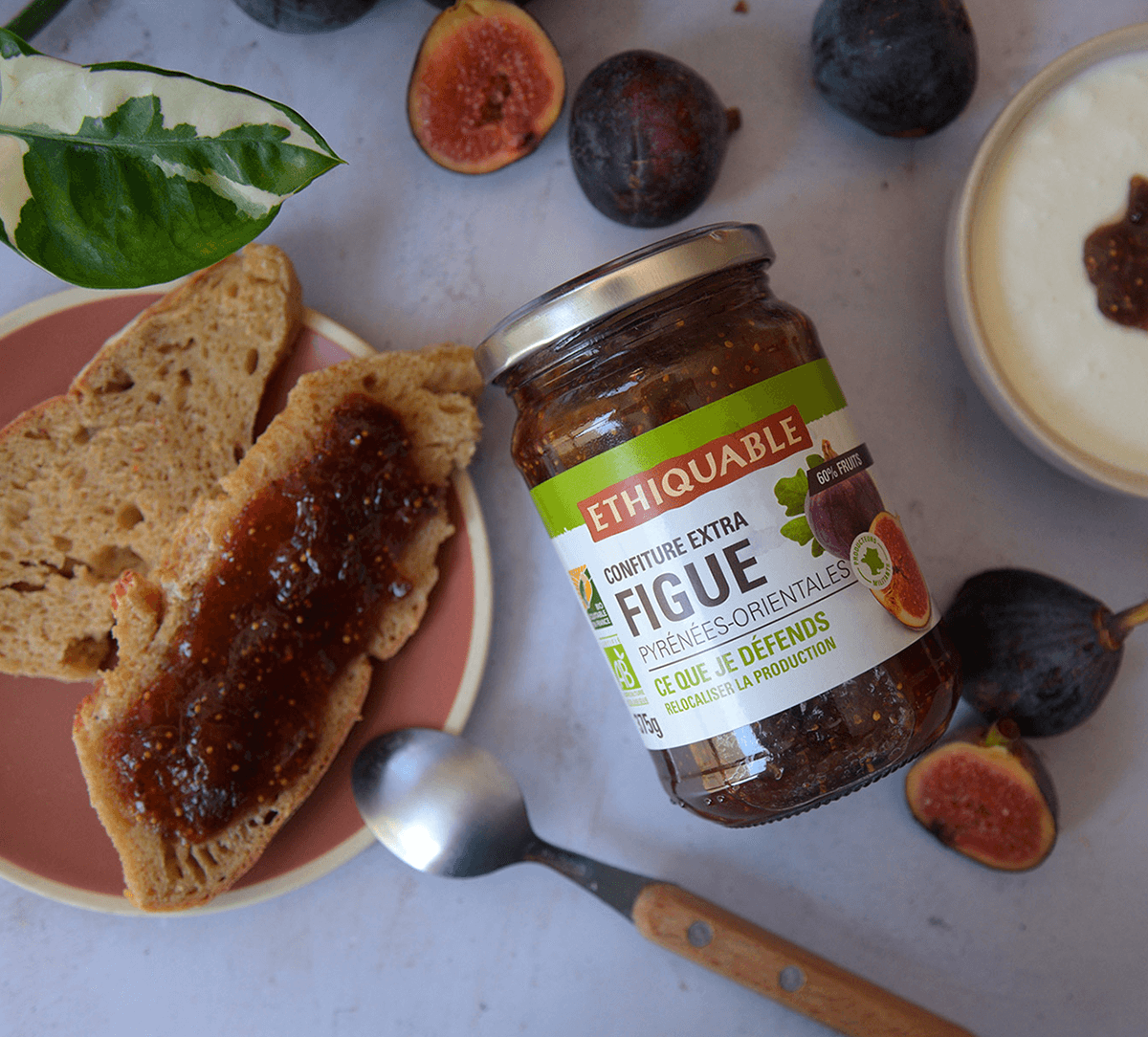Tartine de confiture extra de figue issue de l'agriculture biologique et du commerce équitable Tartine de confiture extra de figue issue de l'agriculture biologique et du commerce équitable