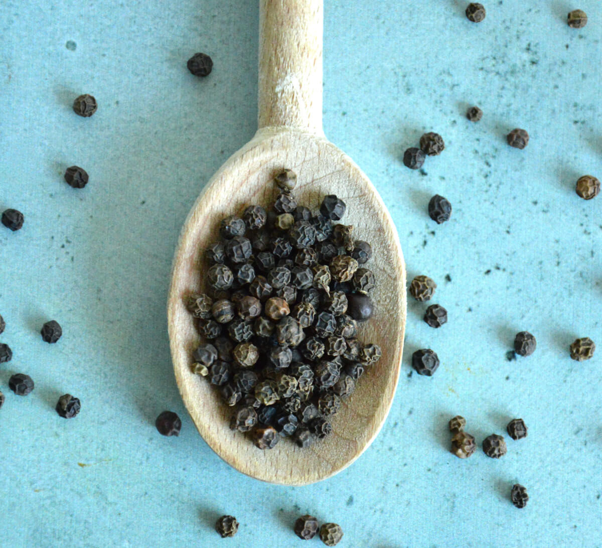 Grains de poivre noir bio Ethiquable issu du commerce équitable au Kerala, Inde Grains de poivre noir bio Ethiquable issu du commerce équitable au Kerala, Inde