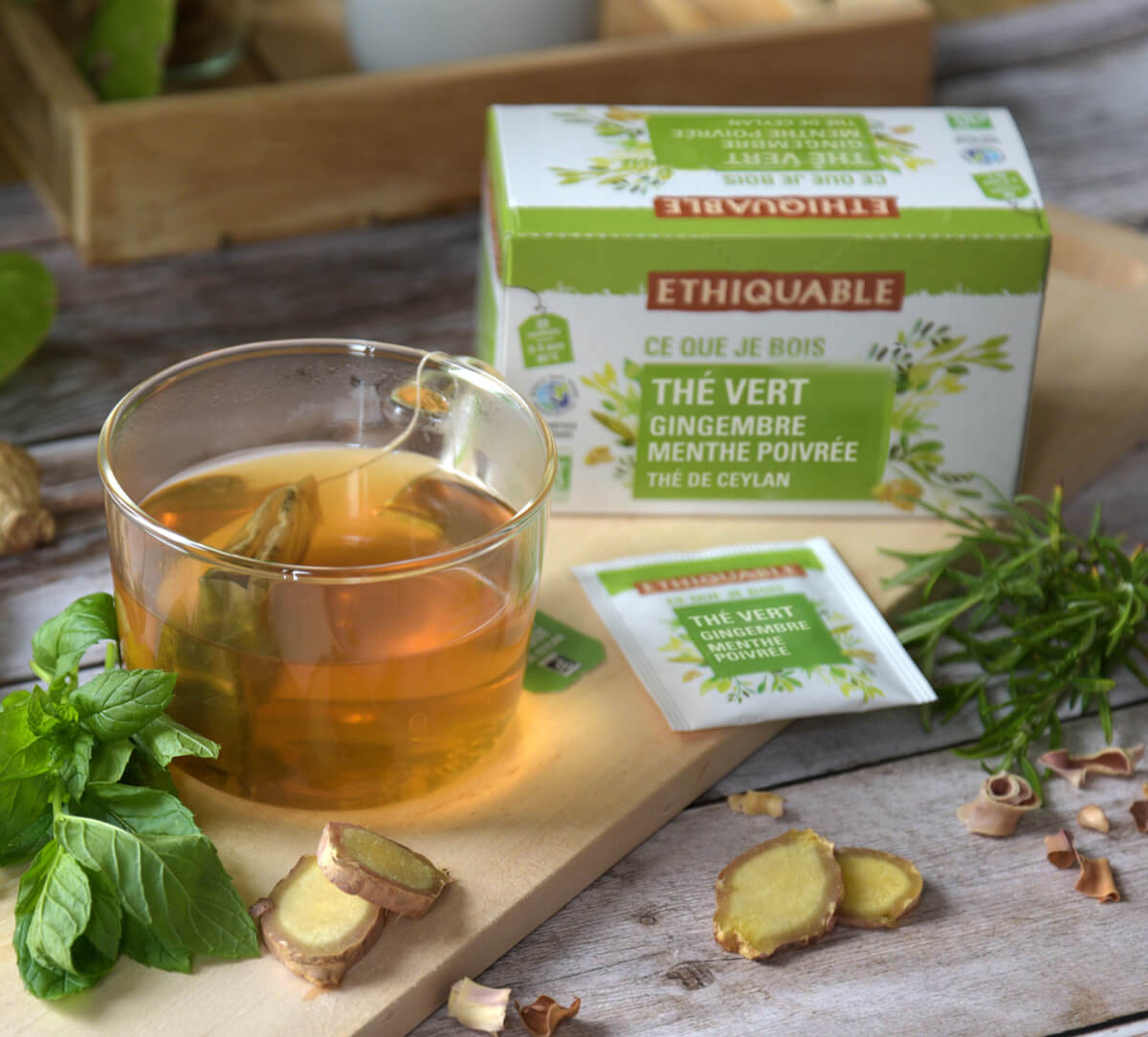 Tasse de thé vert bio de Ceylan gingembre menthe poivrée issu du Commerce Equitable, en sachets