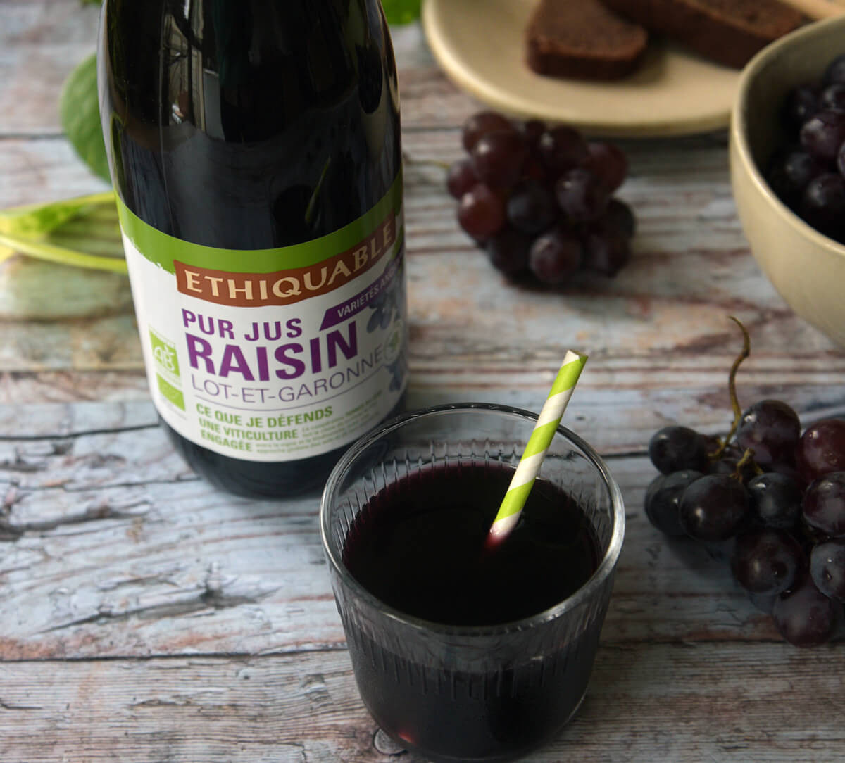 Bouteille de pur jus de raisin français bio du Lot-et-Garonne issu du commerce équitable Bouteille de pur jus de raisin français bio du Lot-et-Garonne issu du commerce équitable
