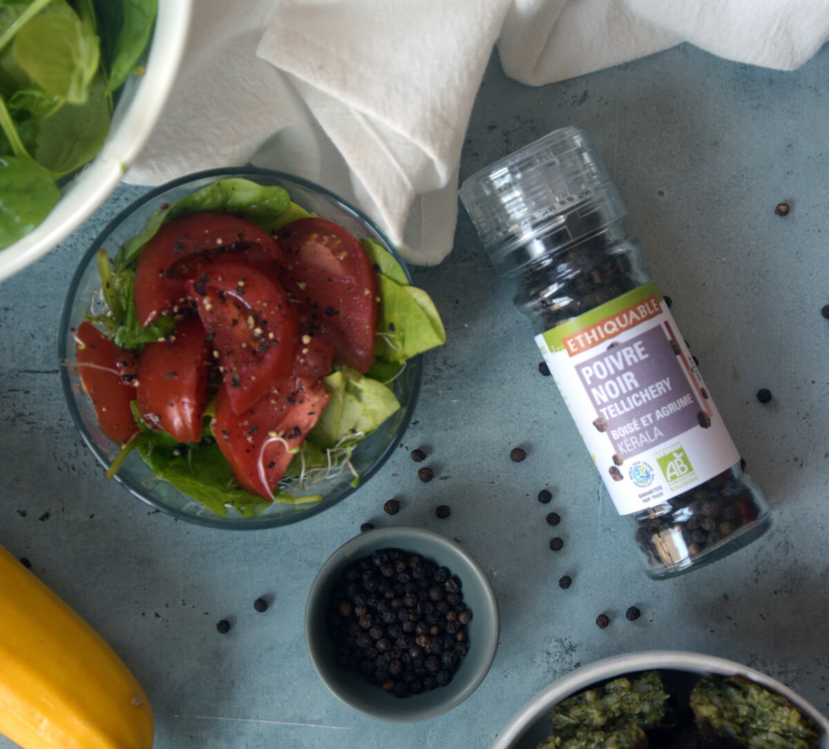 Pot de poivre noir Ethiquable bio avec moulin issu du commerce équitable au Kerala, Inde Pot de poivre noir Ethiquable bio avec moulin issu du commerce équitable au Kerala, Inde