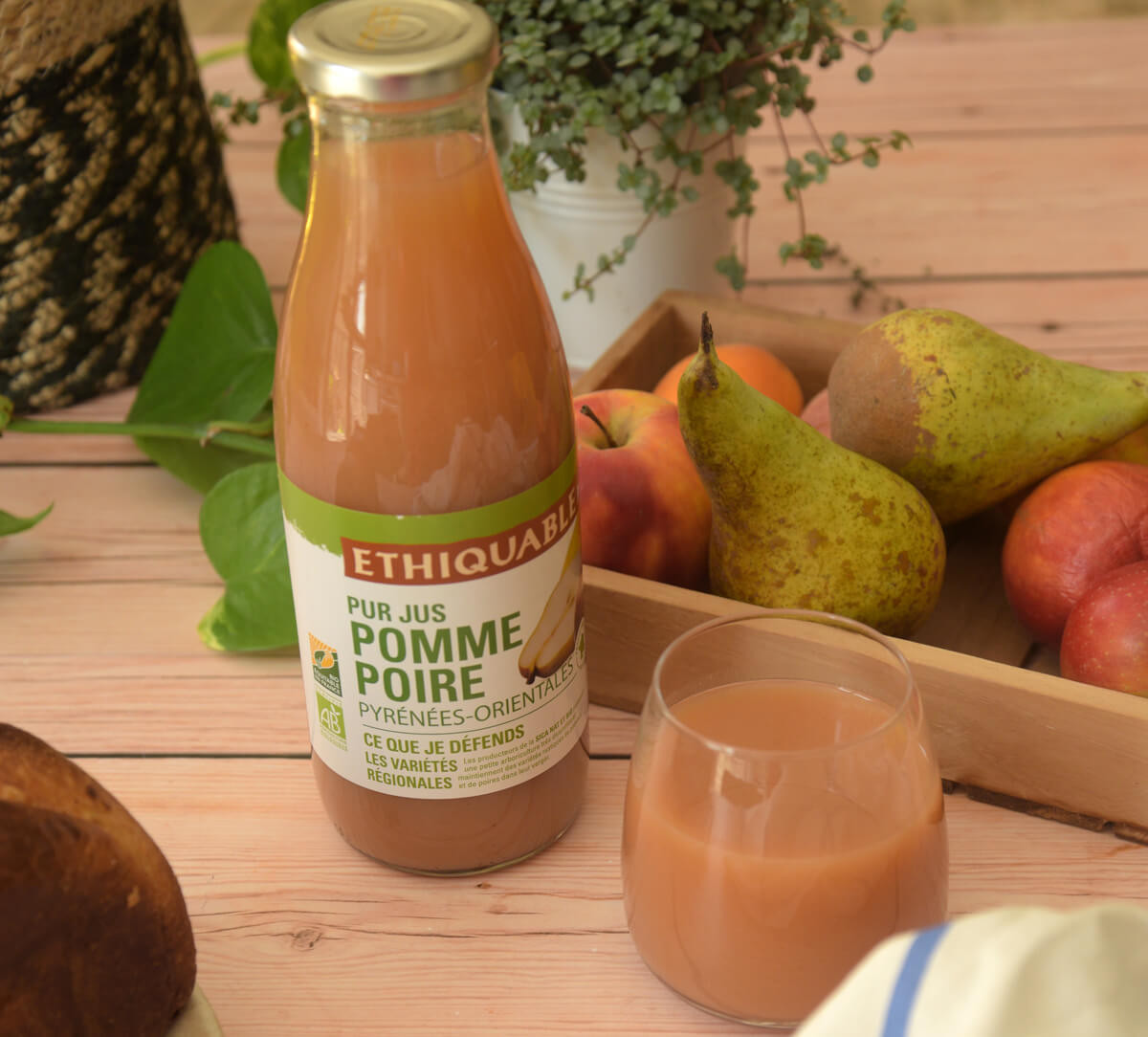 Bouteille en verre de pur jus de pomme et poire Ethiquable des Pyrénées Orientales bio et issu du commerce équitable Bouteille en verre de pur jus de pomme et poire Ethiquable des Pyrénées Orientales bio et issu du commerce équitable