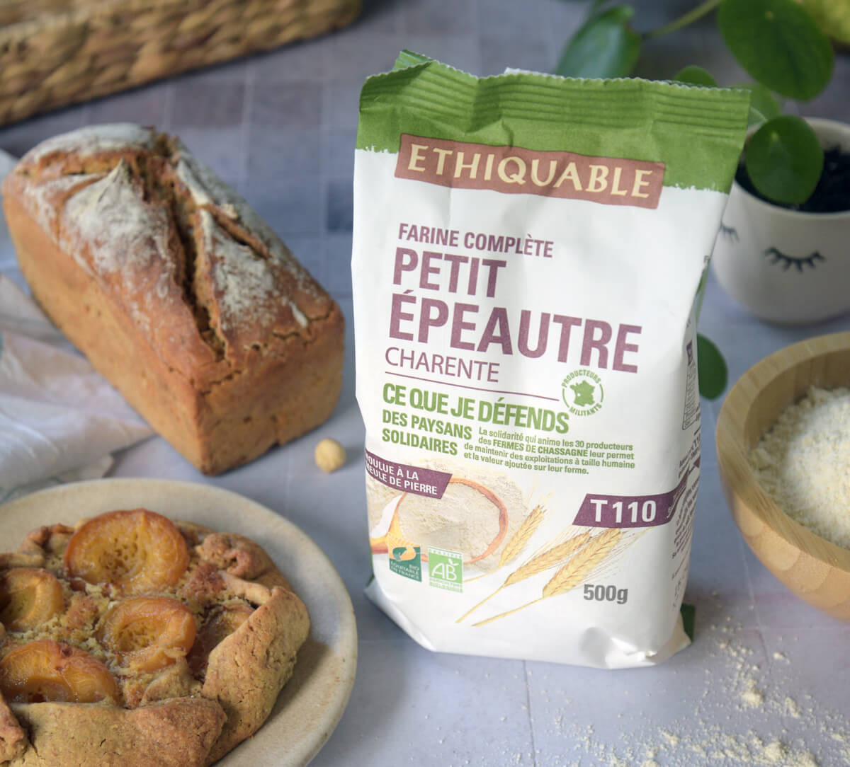 Paquet de farine complète Ethiquable bio T110 de petit épeautre de Charente issue du commerce équitable
