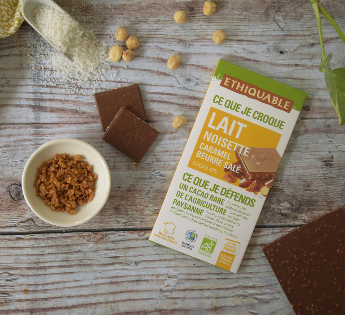 Tablette de chocolat au lait français bio et équitable 42% de cacao avec Noisette et Caramel Beurre Salé - Ethiquable Tablette de chocolat au lait français bio et équitable 42% de cacao avec Noisette et Caramel Beurre Salé - Ethiquable