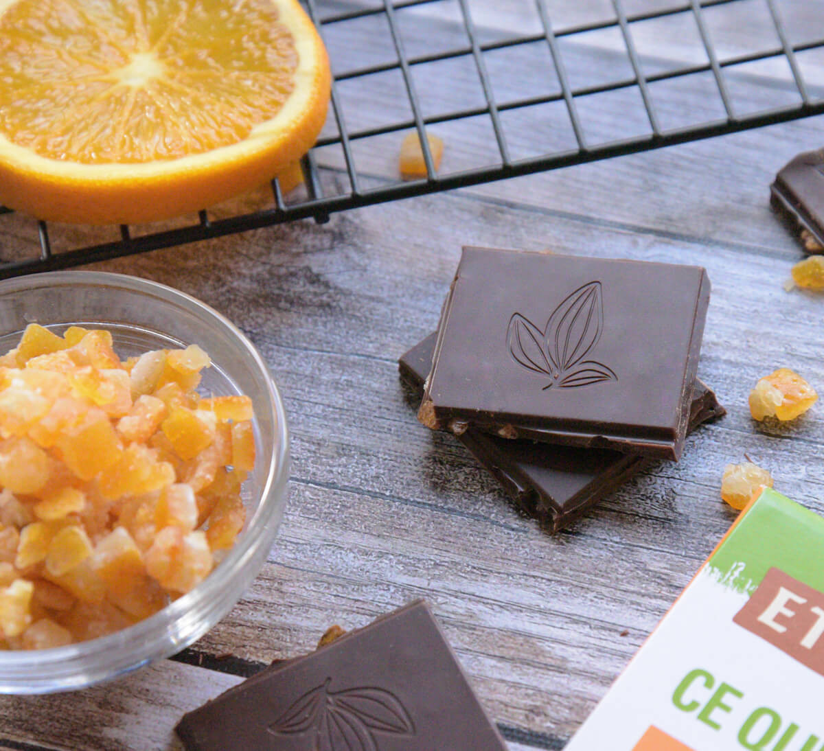 Carré de chocolat noir bio aux écorces d'orange issu du Commerce Equitable - Ethiquable Carré de chocolat noir bio aux écorces d'orange issu du Commerce Equitable - Ethiquable
