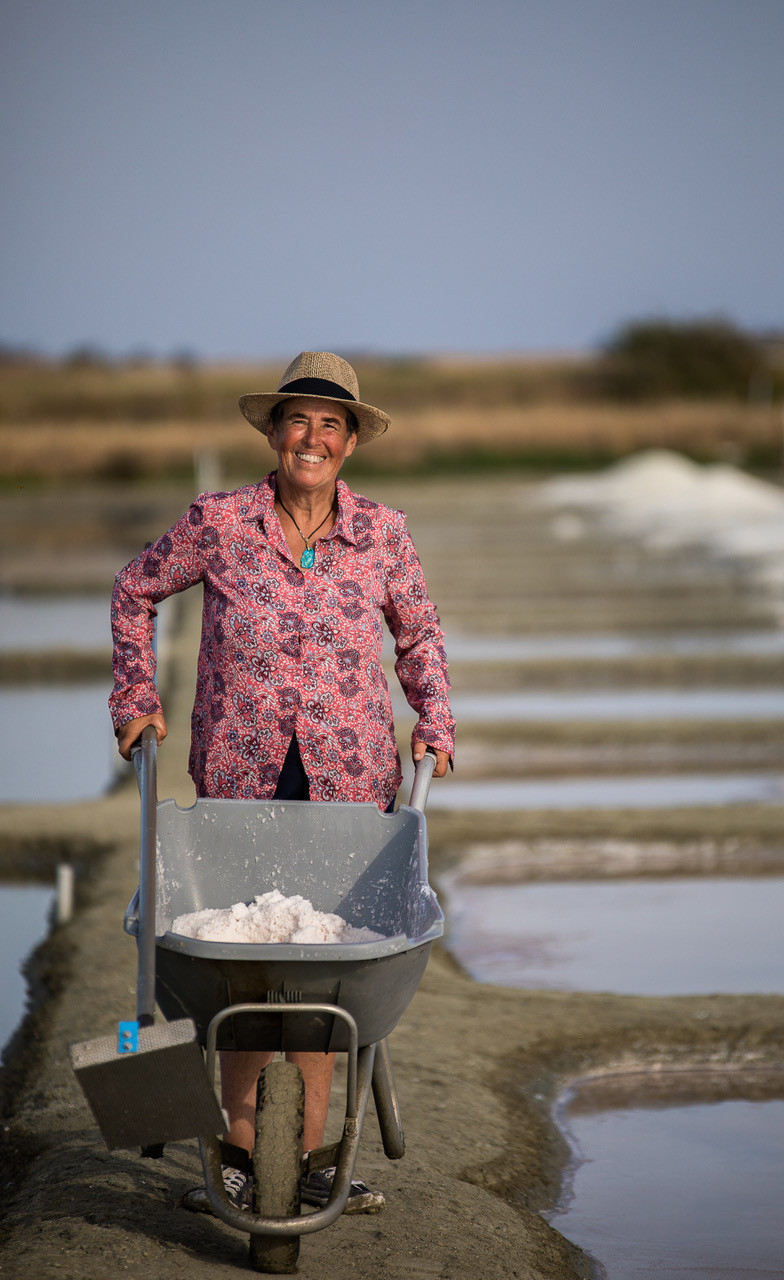 Françoise saunière et productrice récoltantes de sel de Noirmoutier