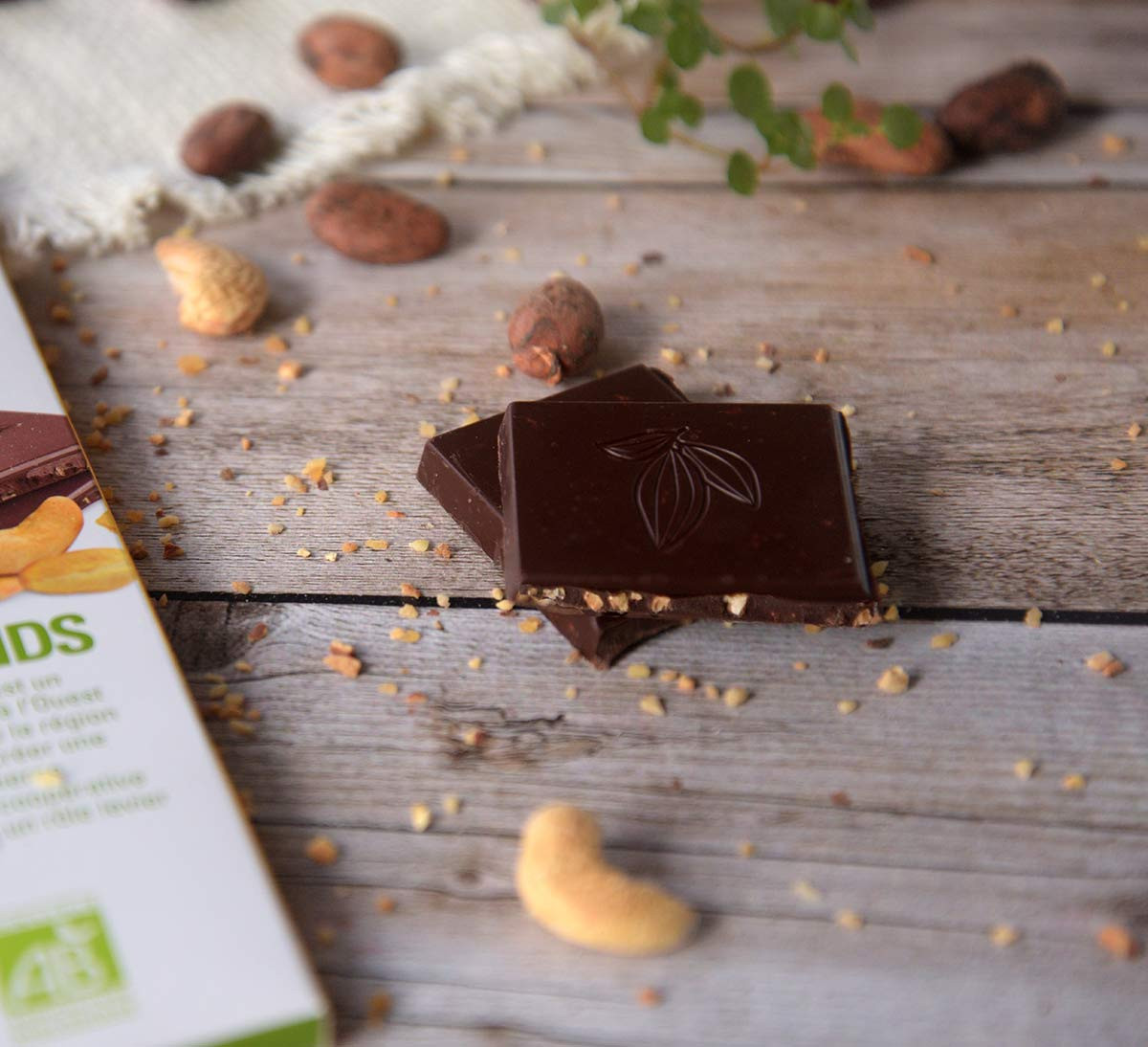 carré chocolat noir bio et équitable à 76% cacao du Togo et aux noix de cajou caramélisées ethiquable