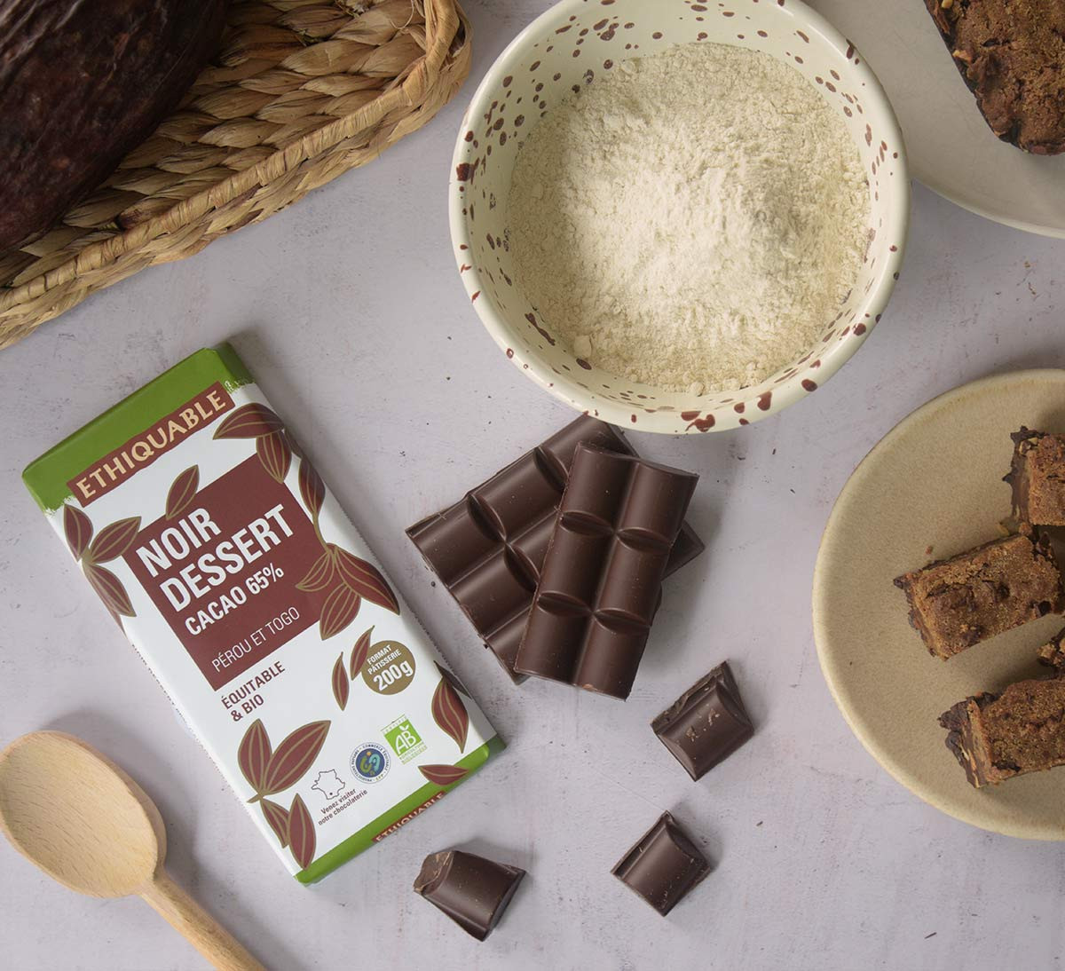 Tablette de chocolat noir Ethiquable dessert intense, bio et issu du Commerce Equitable. 65% Cacao du Pérou et du Togo