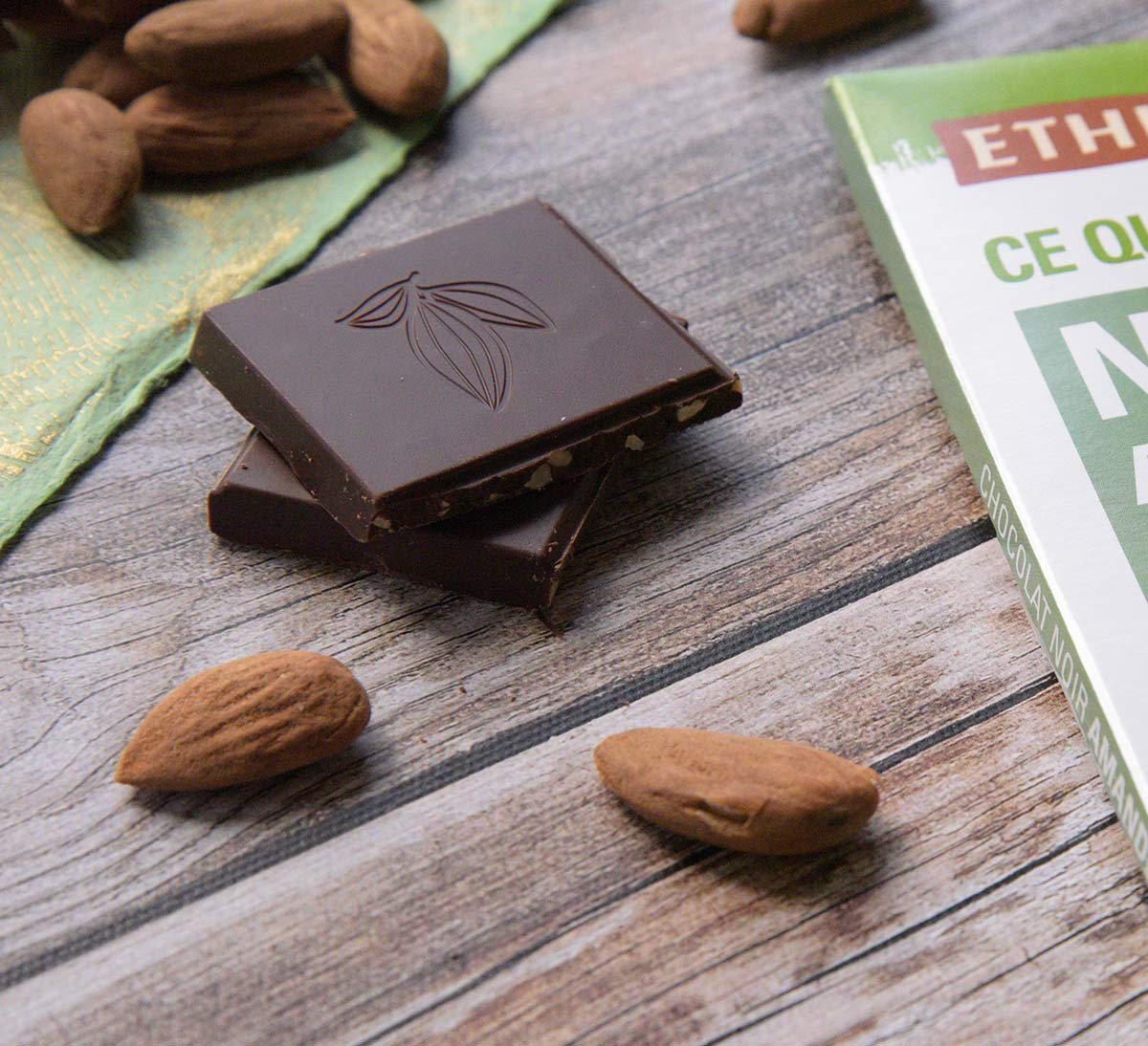 carré de chocolat noir bio aux Amandes à 65% de cacao issu du Commerce Equitable - Ethiquable