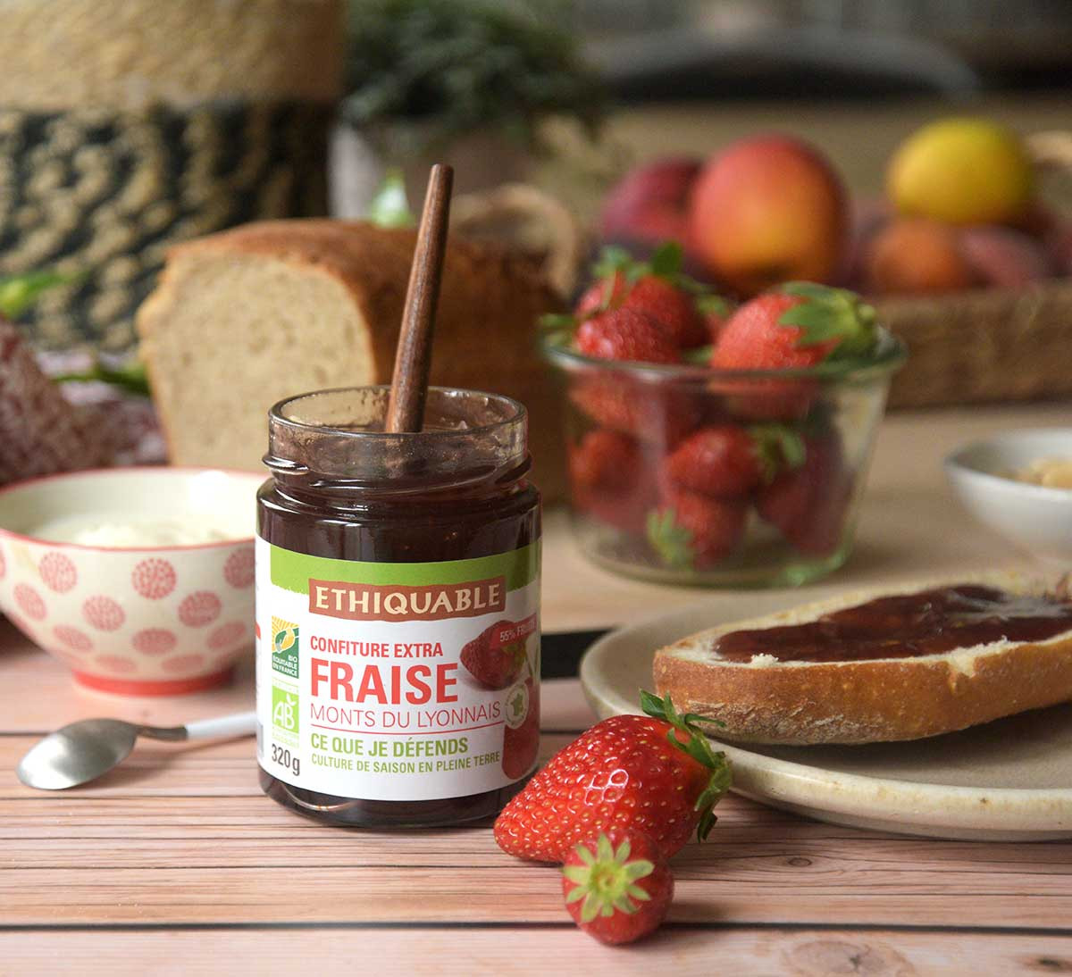 Pot de confiture de fraises plein champ des Monts Lyonnais bio et équitable 55% de fruits - Ethiquable