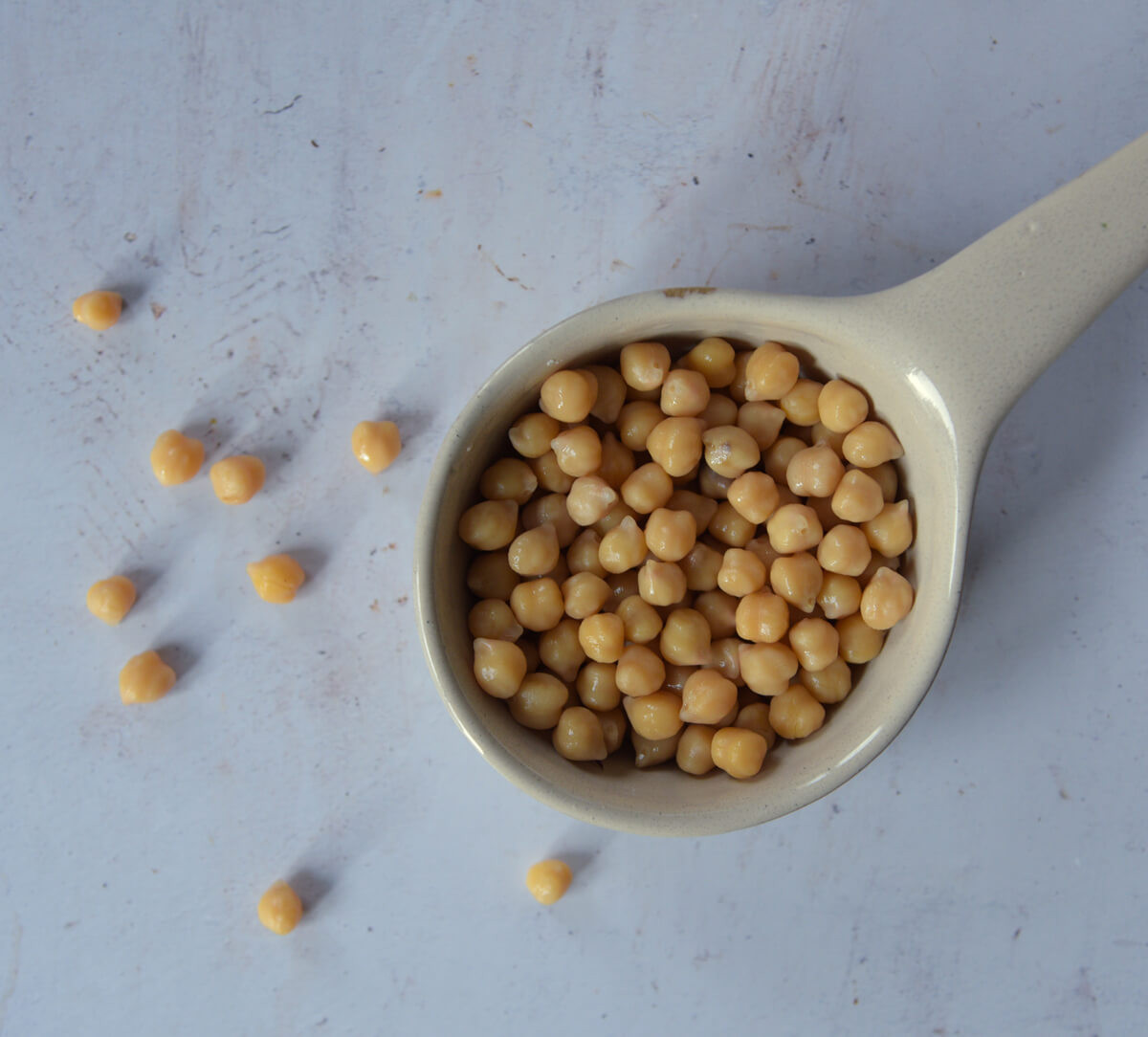 Cuillère de pois chiches cuits équitables et bio de Gascogne