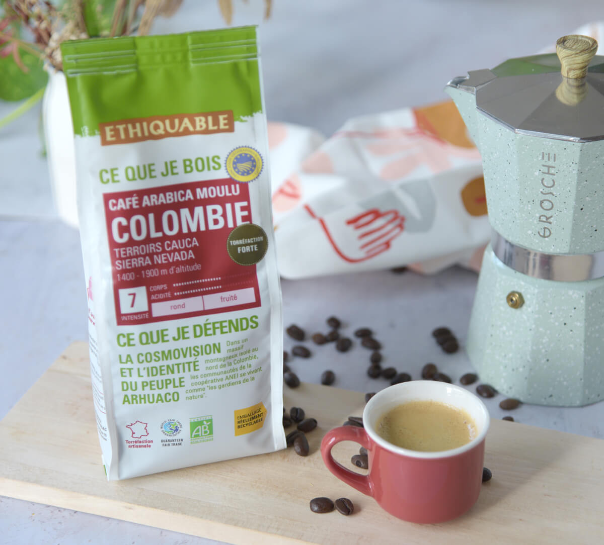 Tasse d'arabica moulu de Colombie bio et équitable, cafetière italienne