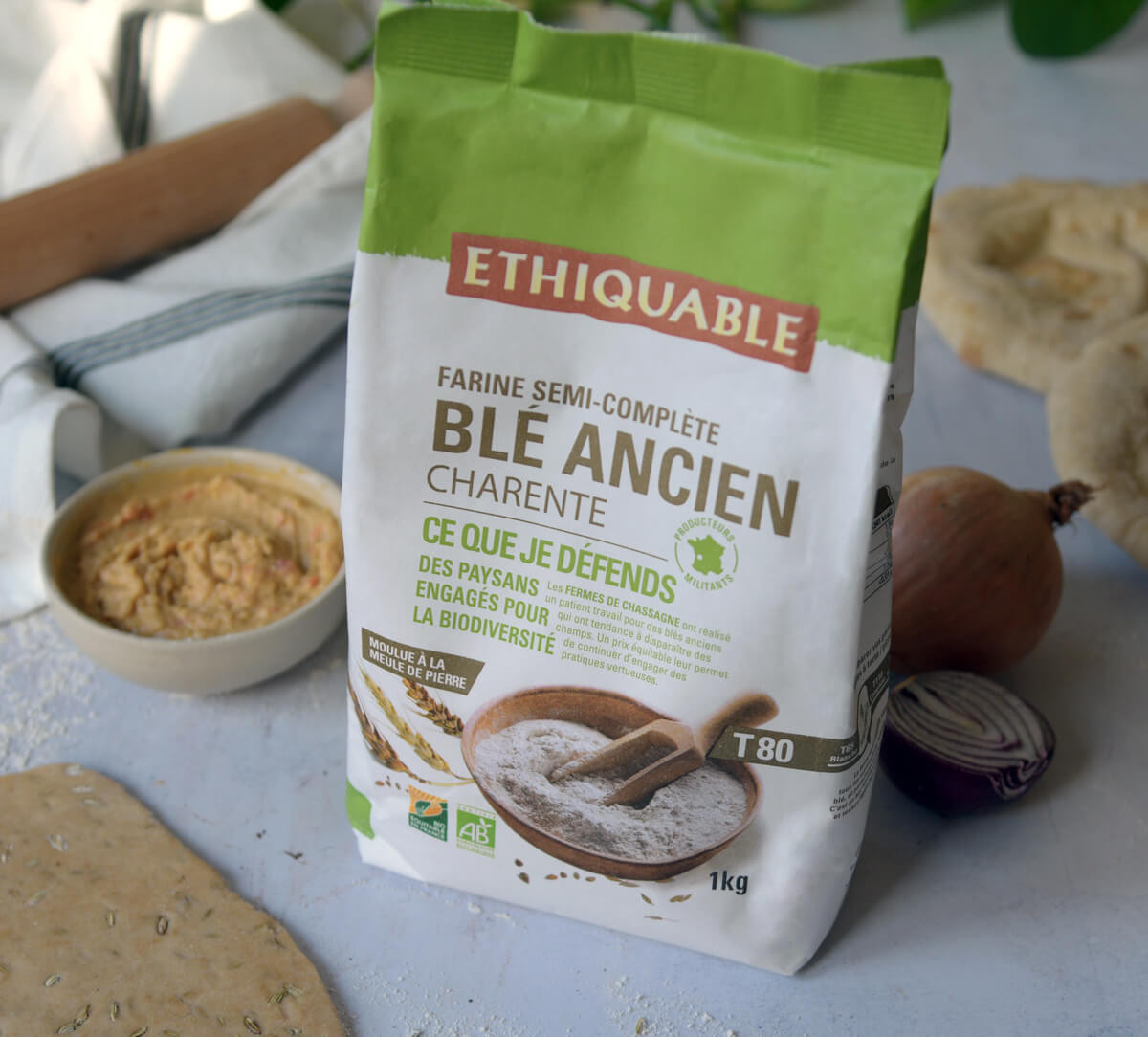 Paquet de farine semi-complète de blé ancien T80 de Charente, bio et équitable