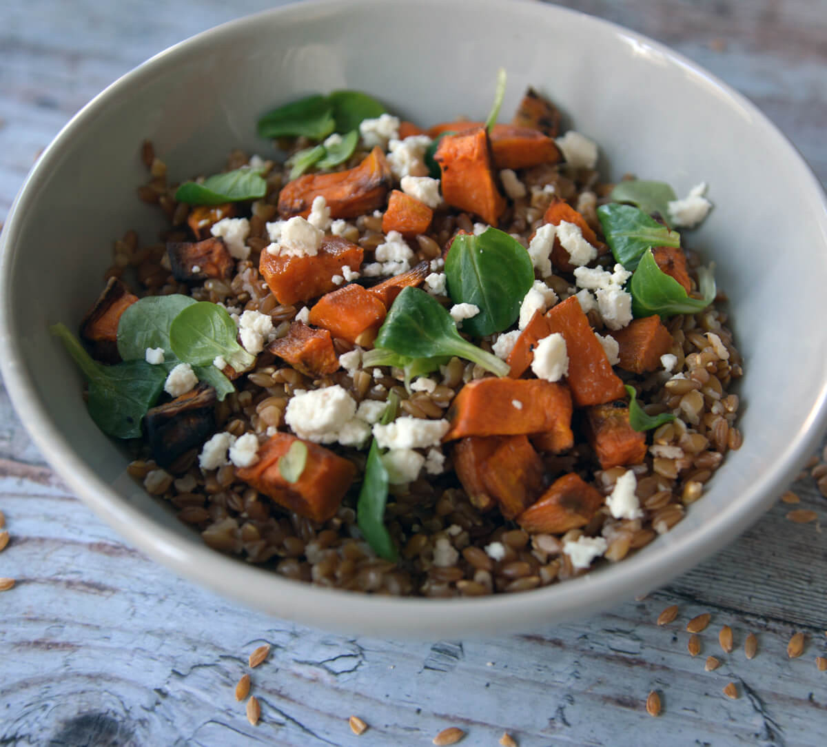 Salade composée avec des graines de petit épeautre bio et équitables