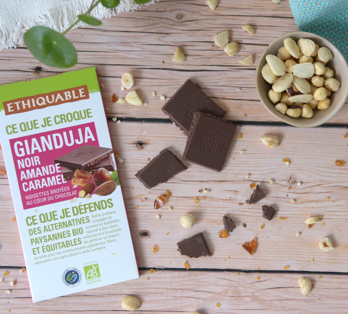Tablette de chocolat gianduja aux éclats d'amande et de caramel bio et équitable