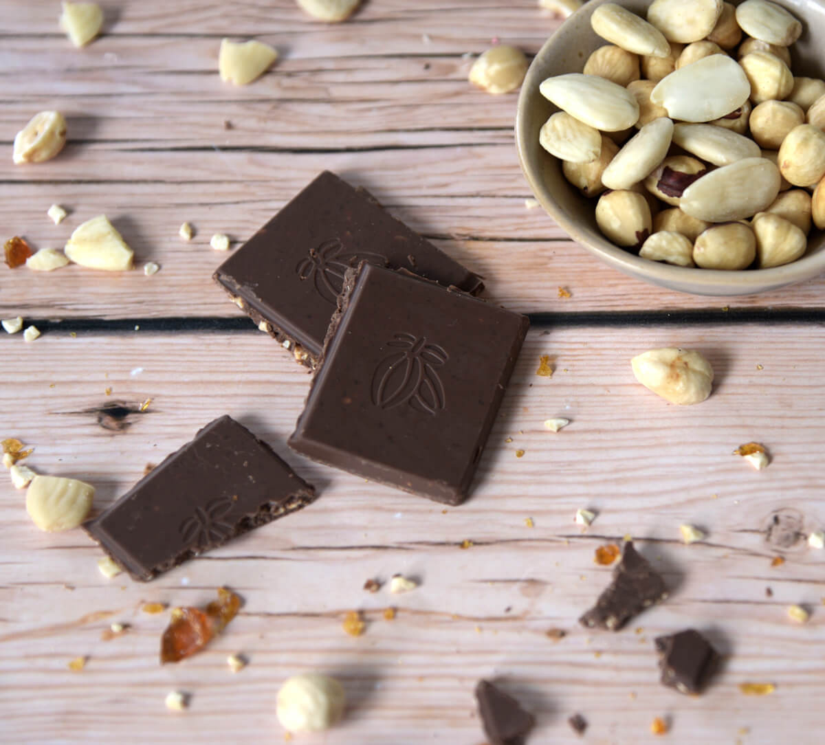 Carrés de chocolat gianduja aux éclats d'amande et de caramel bio et équitable