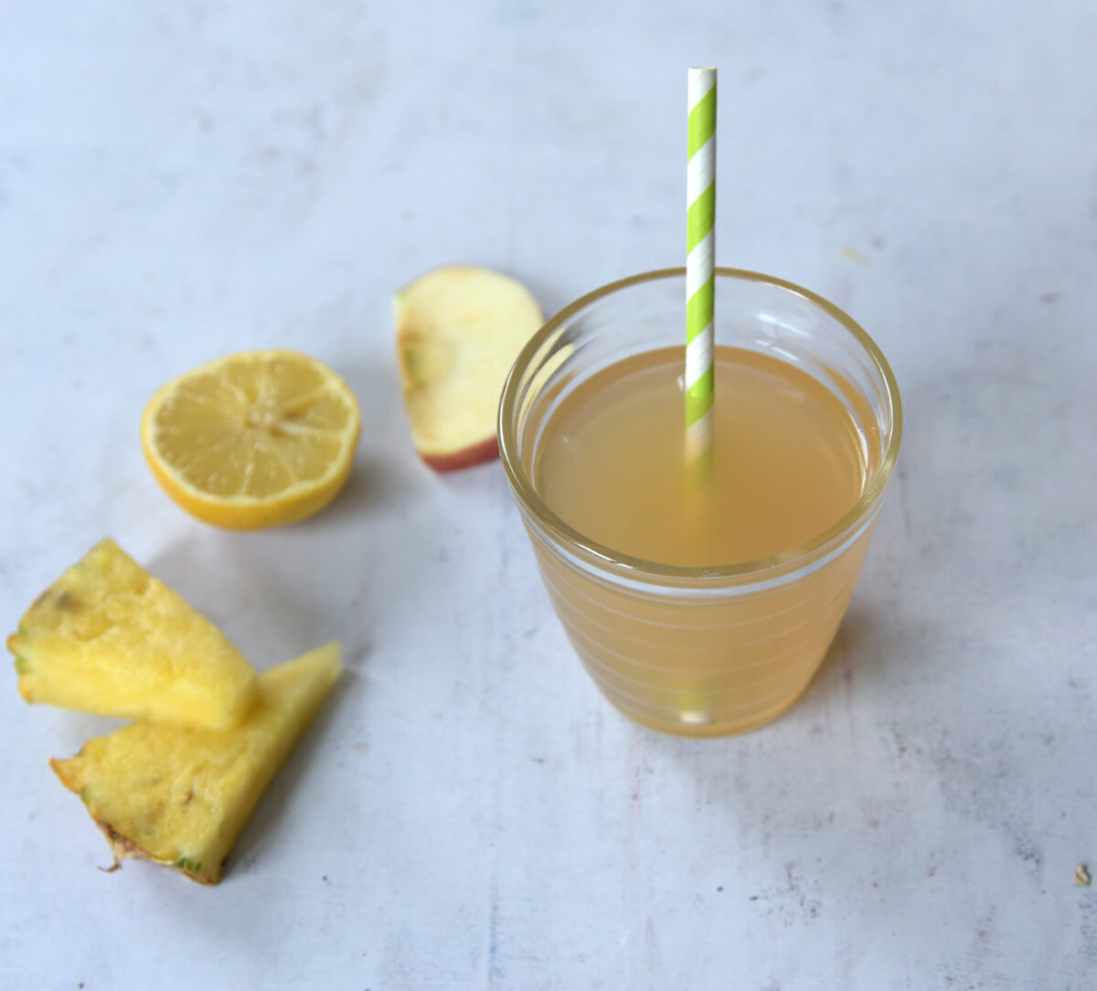Verre de jus pétillant Pomme & Ananas fines bulles bio et équitable