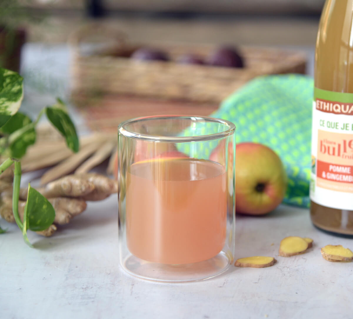Verre de jus Pomme & Gingembre fines bulles bio et équitable