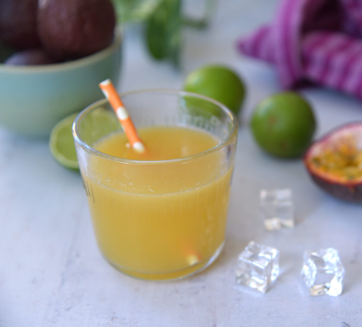 Verre de jus concentré bio et équitable à diluer de fruit de la passion & citron vert