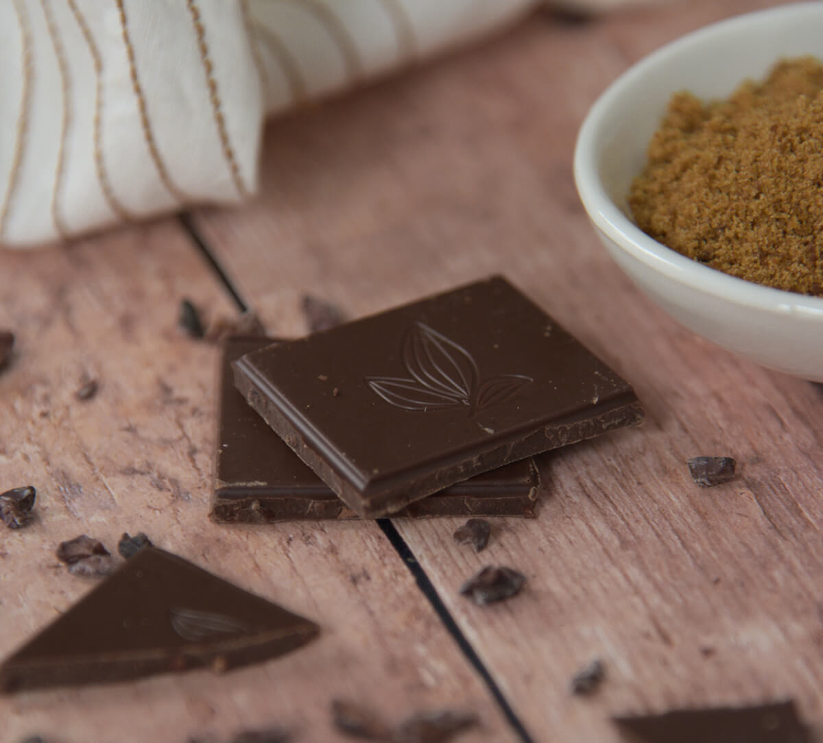 Carrés de chocolat au lait 50% de cacao du Nicaragua et fèves de cacao bio et équitable, avec sucre complet