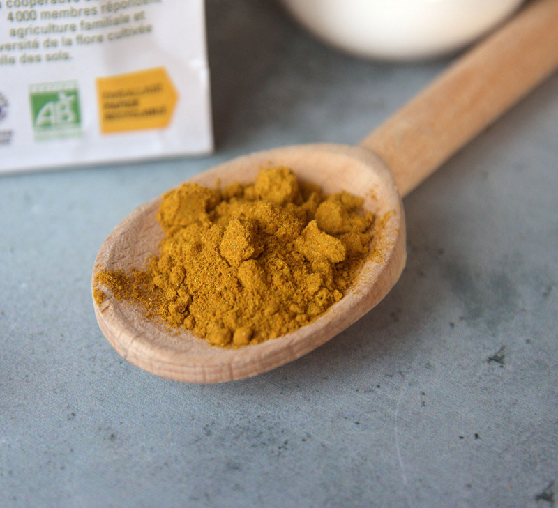 cuillière Curry bio épice en poudre issu du commerce équitable au Sri Lanka