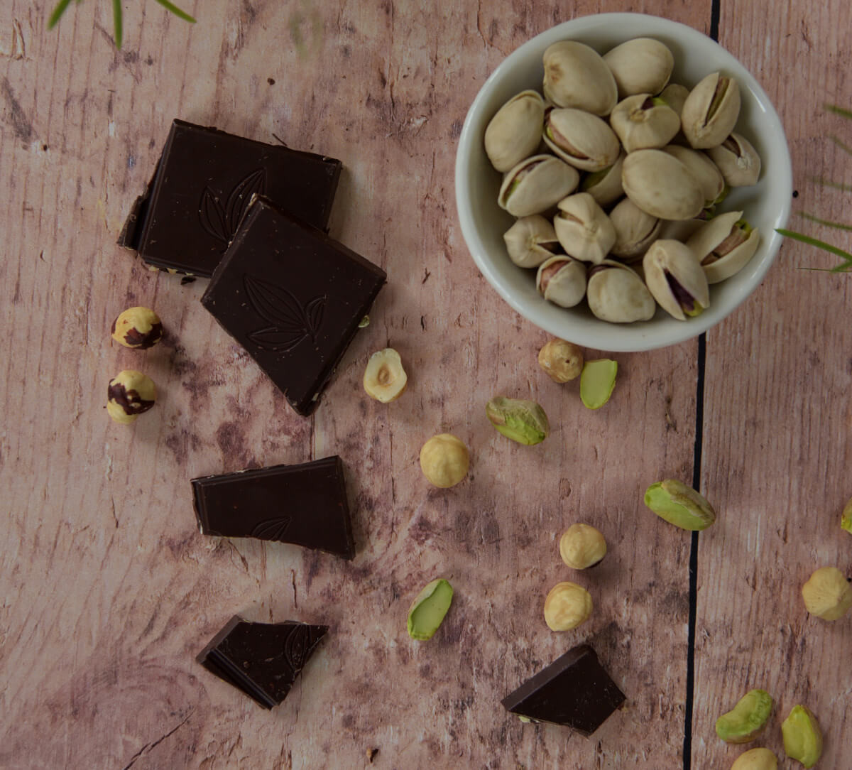 Carrés de chocolat noir avec Pistache & Noisette 65% de cacao bio équitable du Nicaragua