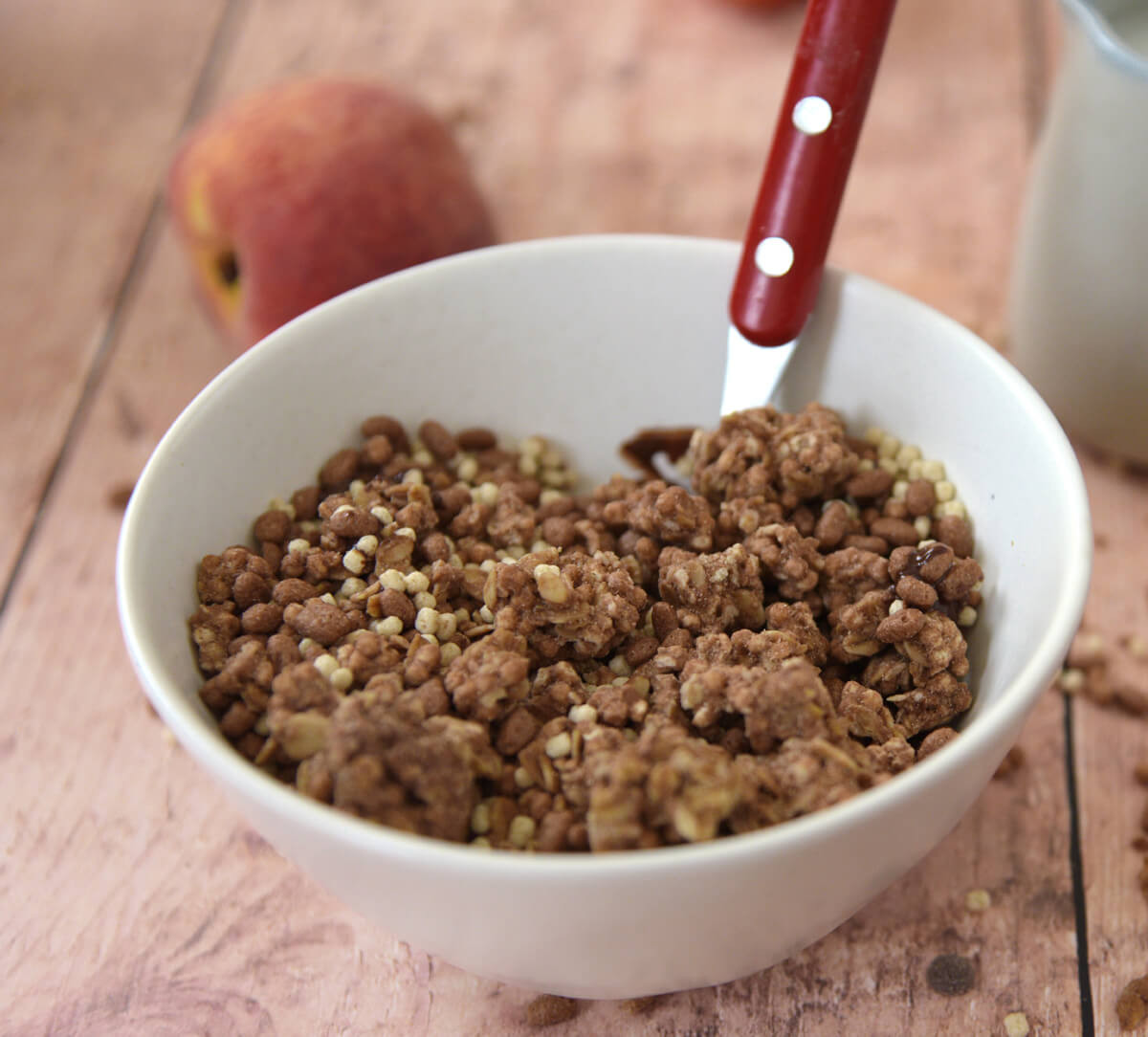 Bol de muesli croustillant aux pépites chocolat noir, riz et quinoa bio et équitables