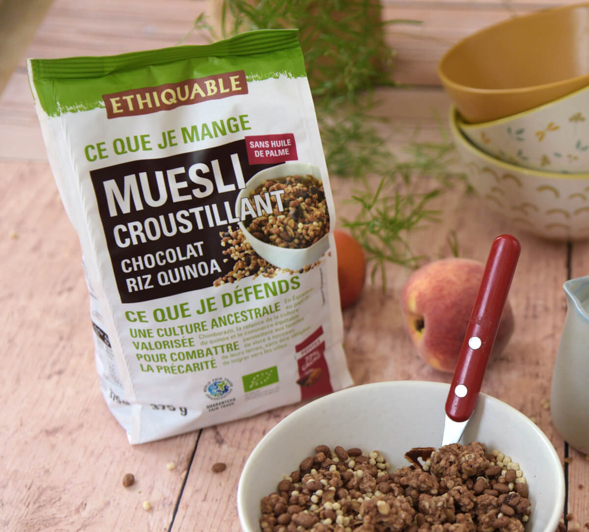 Sachet de céréale muesli croustillant bio au pépites chocolat noir, riz et quinoa issus du commerce équitable