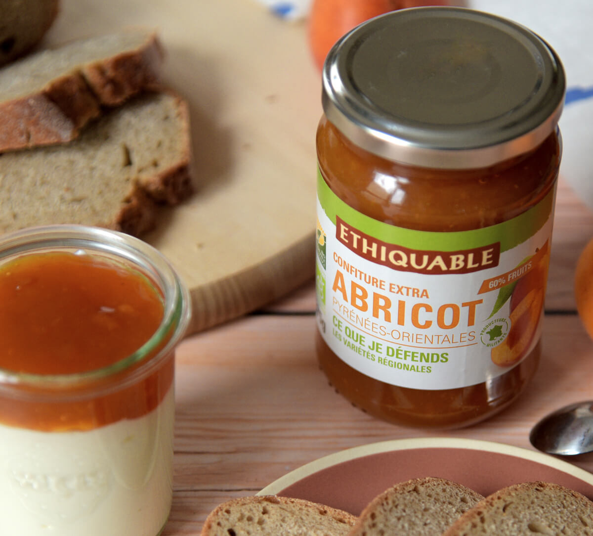 Pot de confiture bio et équitable d'abricots rouges du Roussillon