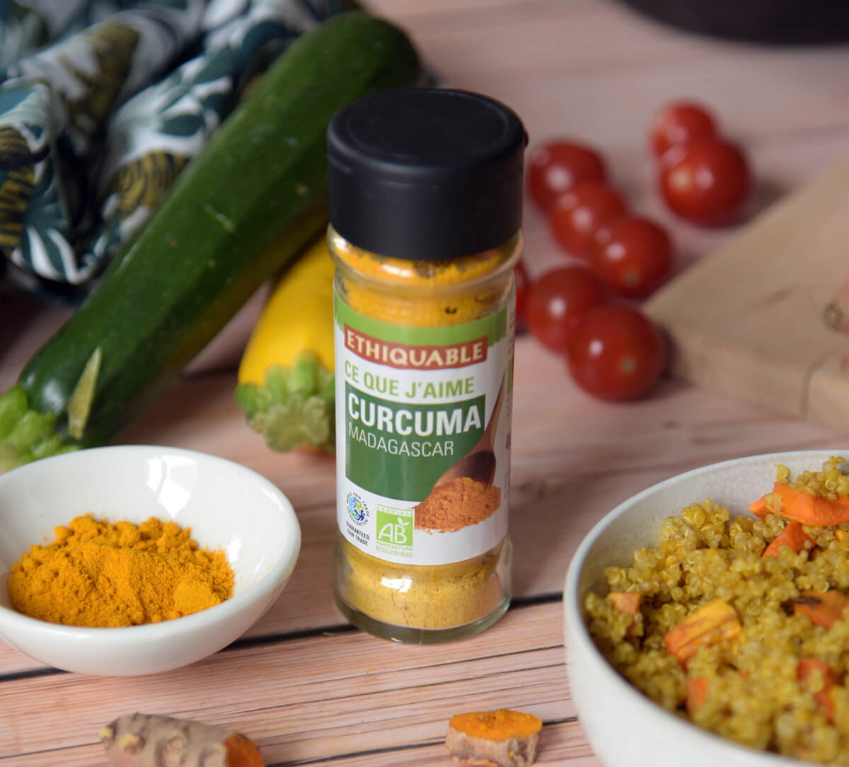 Flacon de curcuma bio et équitable en poudre de Madagascar