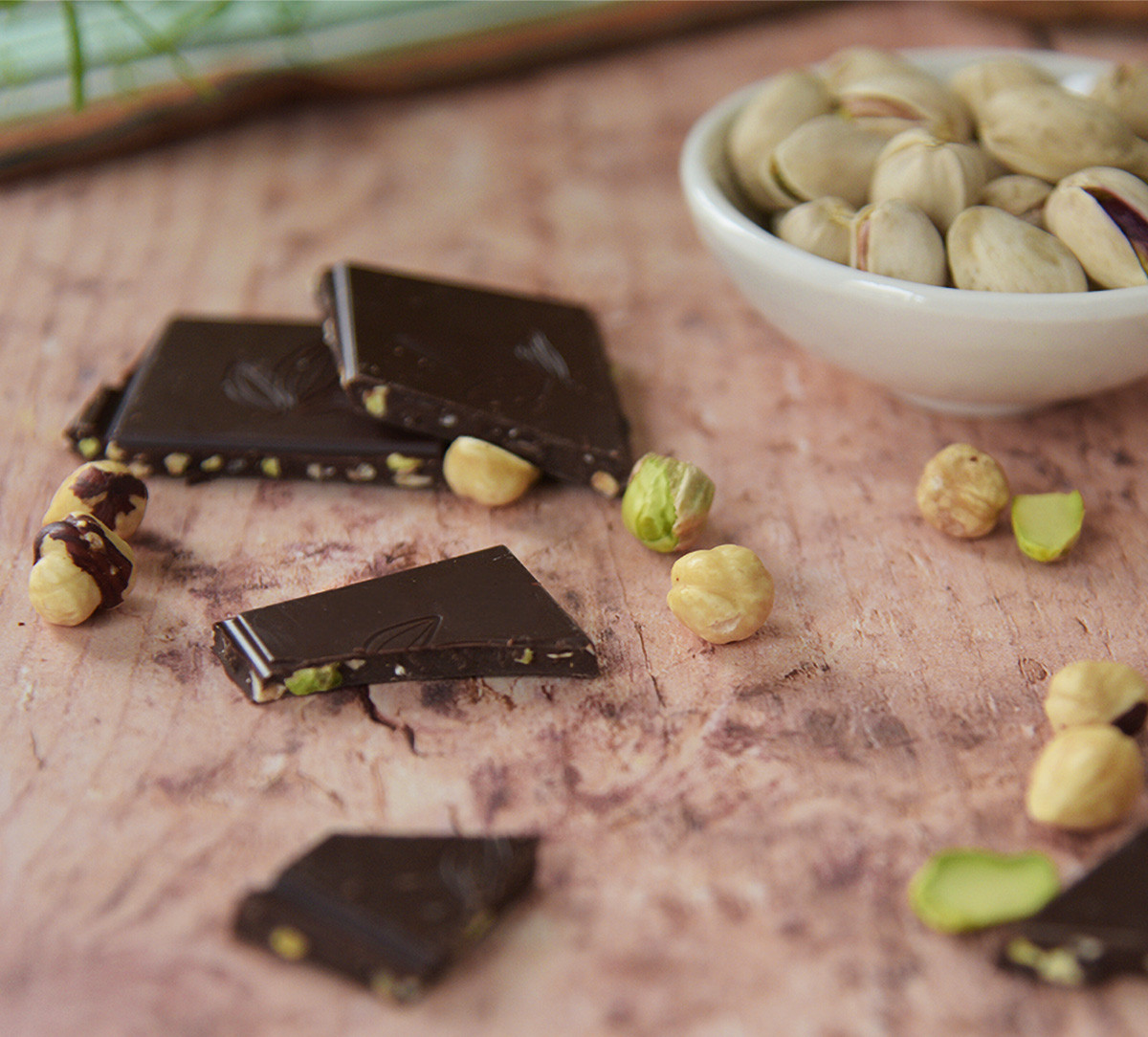 Carrés de chocolat noir avec Pistache & Noisette 65% de cacao bio équitable du Nicaragua
