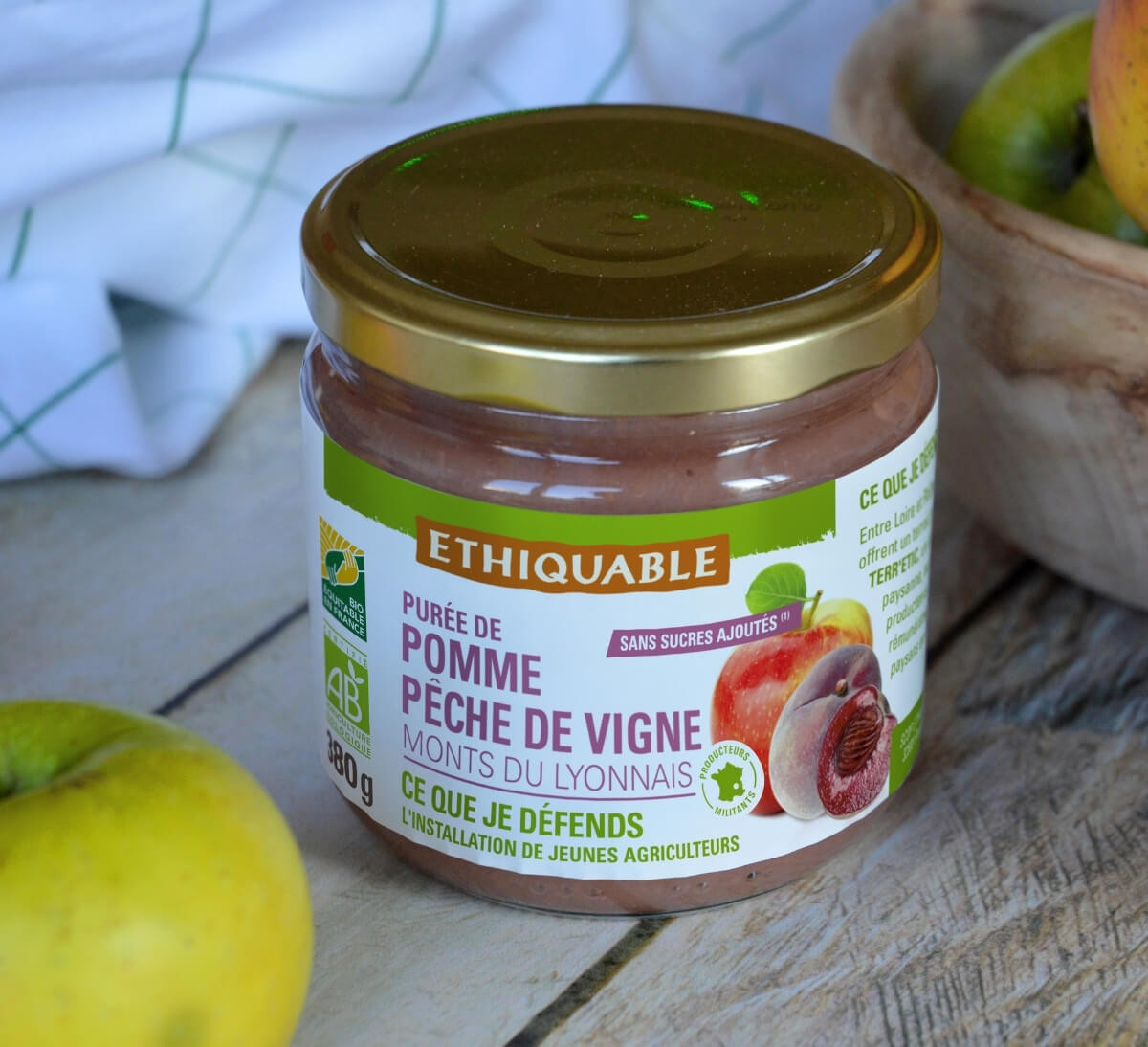 Pot de compote purée de pomme et de pêche de vigne bio et équitable des Monts du Lyonnais