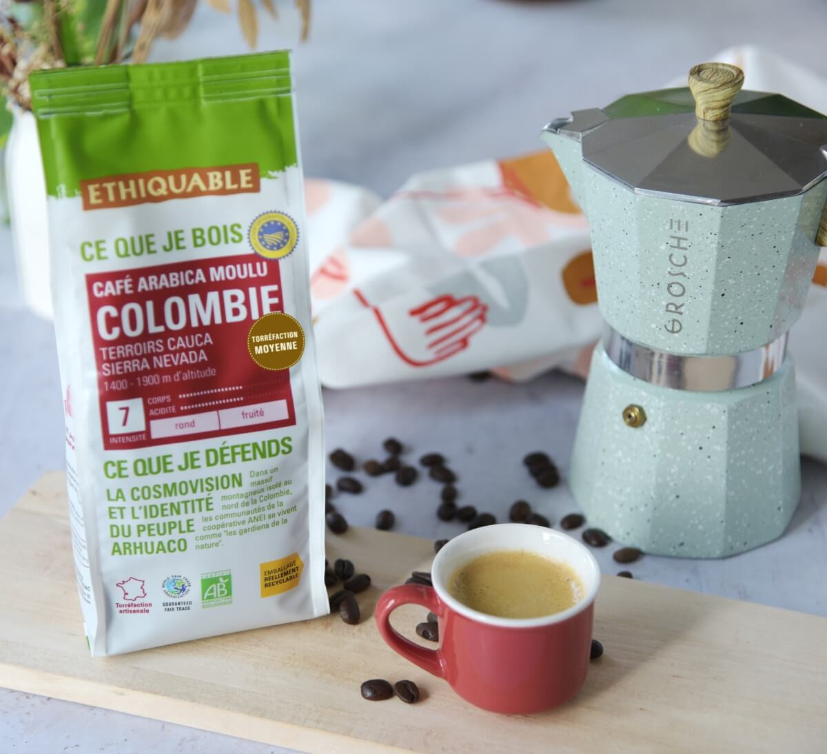 Tasse d'arabica moulu de Colombie bio et équitable, cafetière italienne