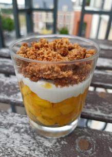 Dessert mangue crumble coco