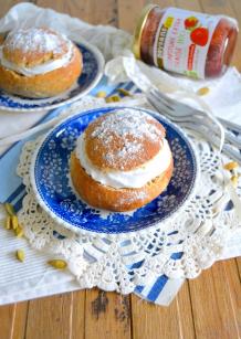 Brioches finlandaises crème fouettée vegan et confiture de fraises