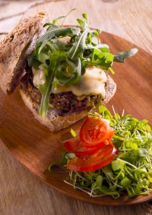 Burger de lentilles et sa sauce à l'échalote