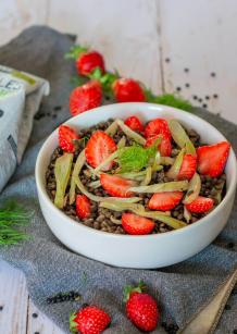 Salade de lentilles beluga aux fraises et fenouil grillé