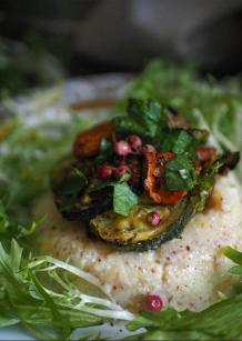 Polenta crémeuse au lait de coco et aux légumes grillés