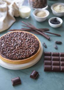 Tarte chocolat caramel et fève tonka avec sa tuile nougatine grué de cacao